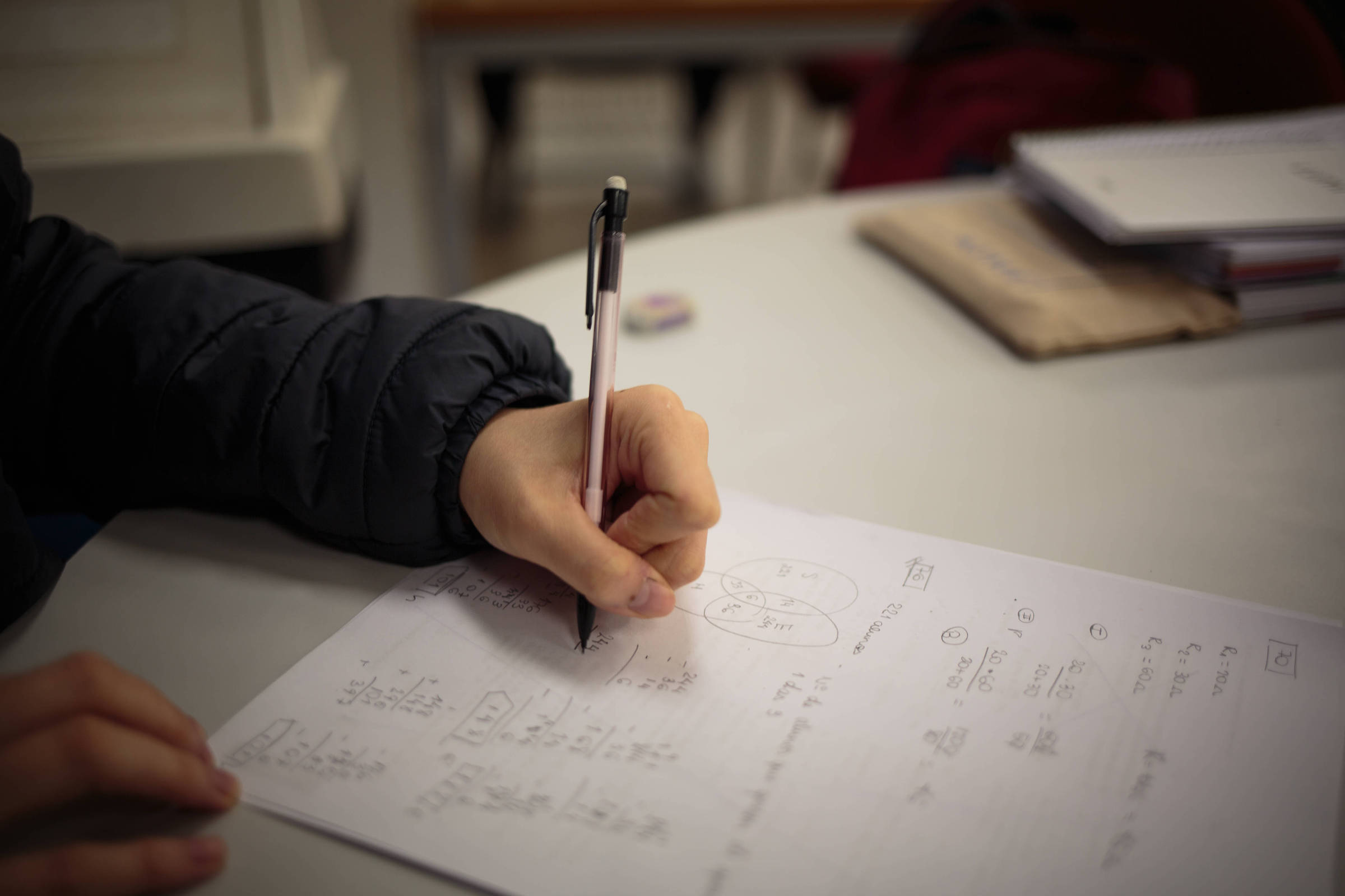 Planejamento financeiro é essencial para evitar problemas com financiamento estudantil Aluno de cursinho em São Paulo resolve exercícios de matemática (Foto: Jardiel Carvalho - 16.abr.25/Folhapress)