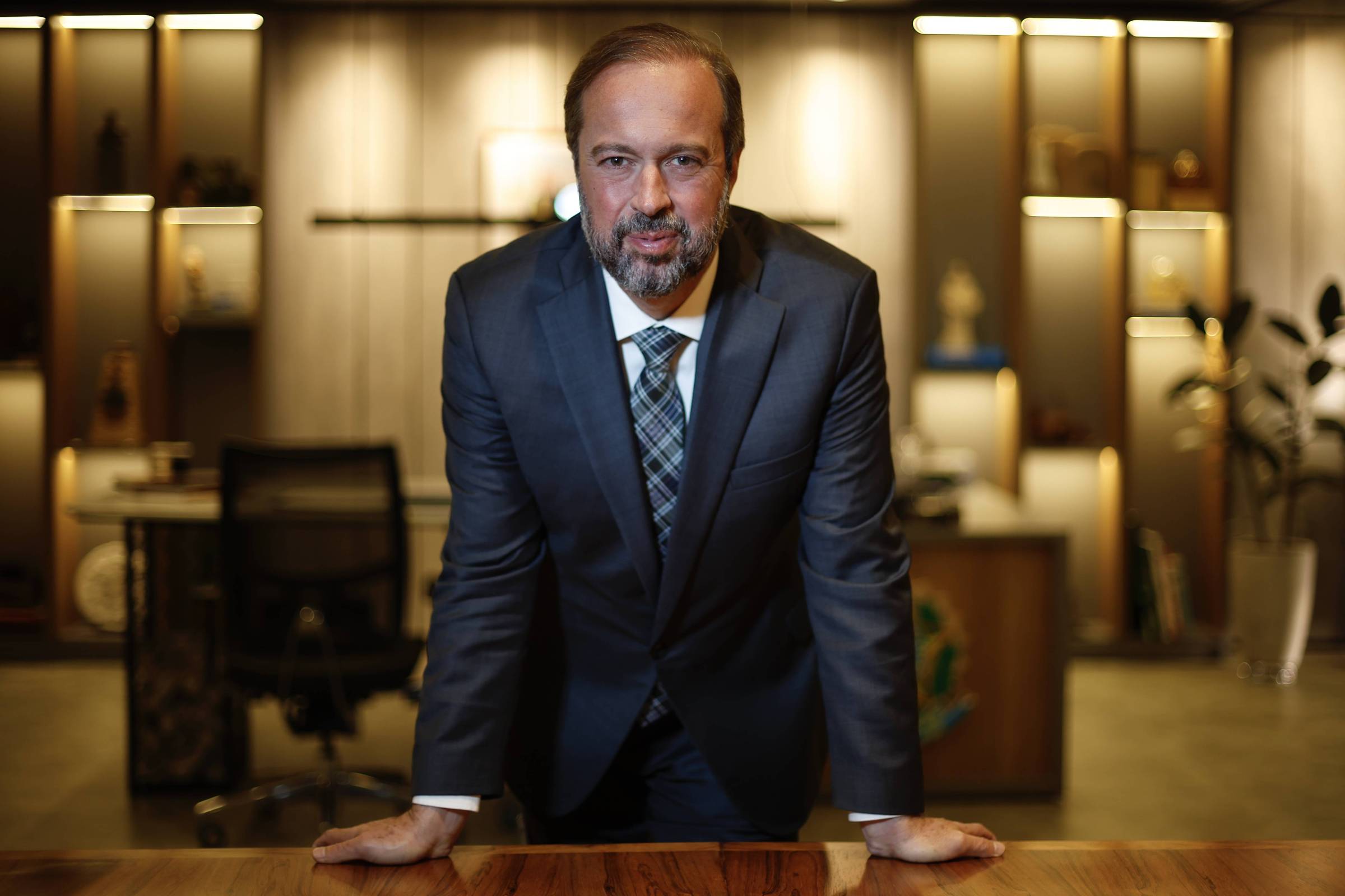 Brasil deve manter tarifa do etanol mesmo com possibilidade de negociação com os EUA Ministro de Minas e Energia, Alexandre Silveira, durante entrevista ao videocast semanal da Folha C-Level (Foto: Reprodução)