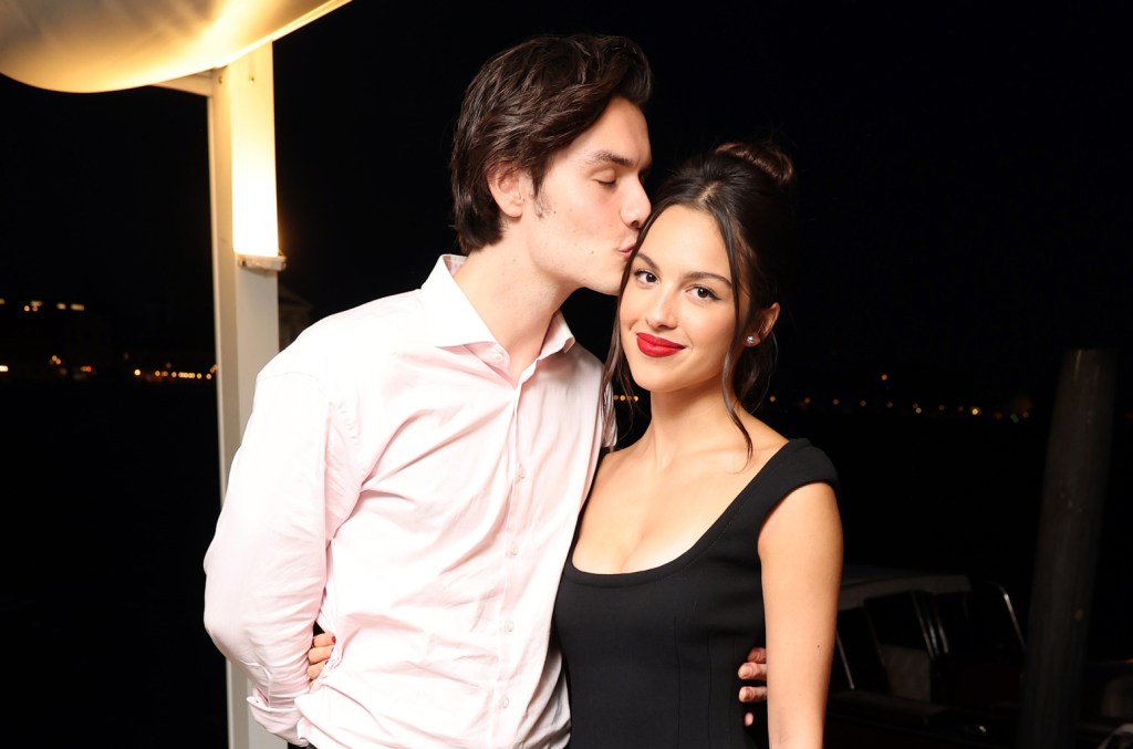 Louis Partridge elogia apresentação de Olivia Rodrigo no Glastonbury com dedicação O namorado de Olivia Rodrigo, o ator Louis Partridge, elogiou sua apresentação como headliner no Glastonbury 2025 em uma doce homenagem. (Foto: Reprodução)