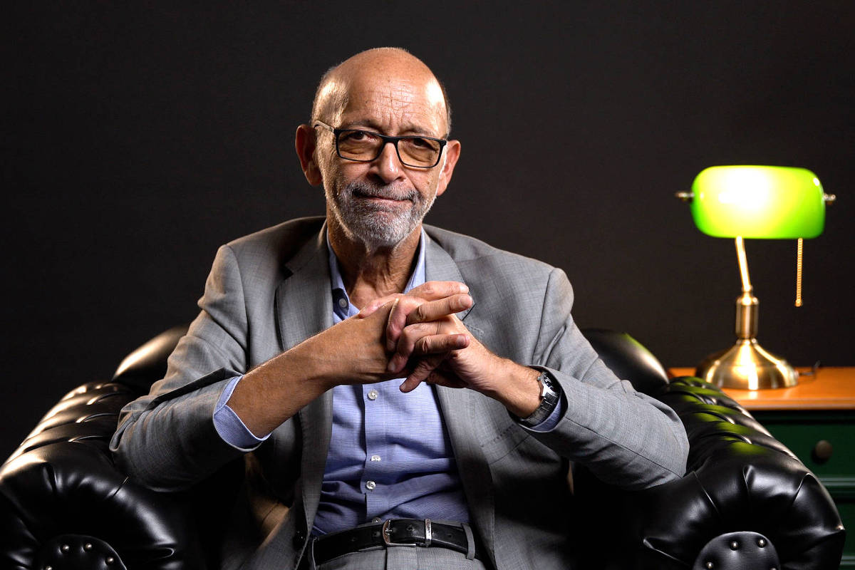 Ex-diretor da OMS compartilha dicas para envelhecer com saúde em live da CasaFolha Médico Alexandre Kalache participa de gravação de curso para a CasaFolha, no estúdio da TV Folha, em São Paulo (Foto: Dirceu Neto/Folhapress)