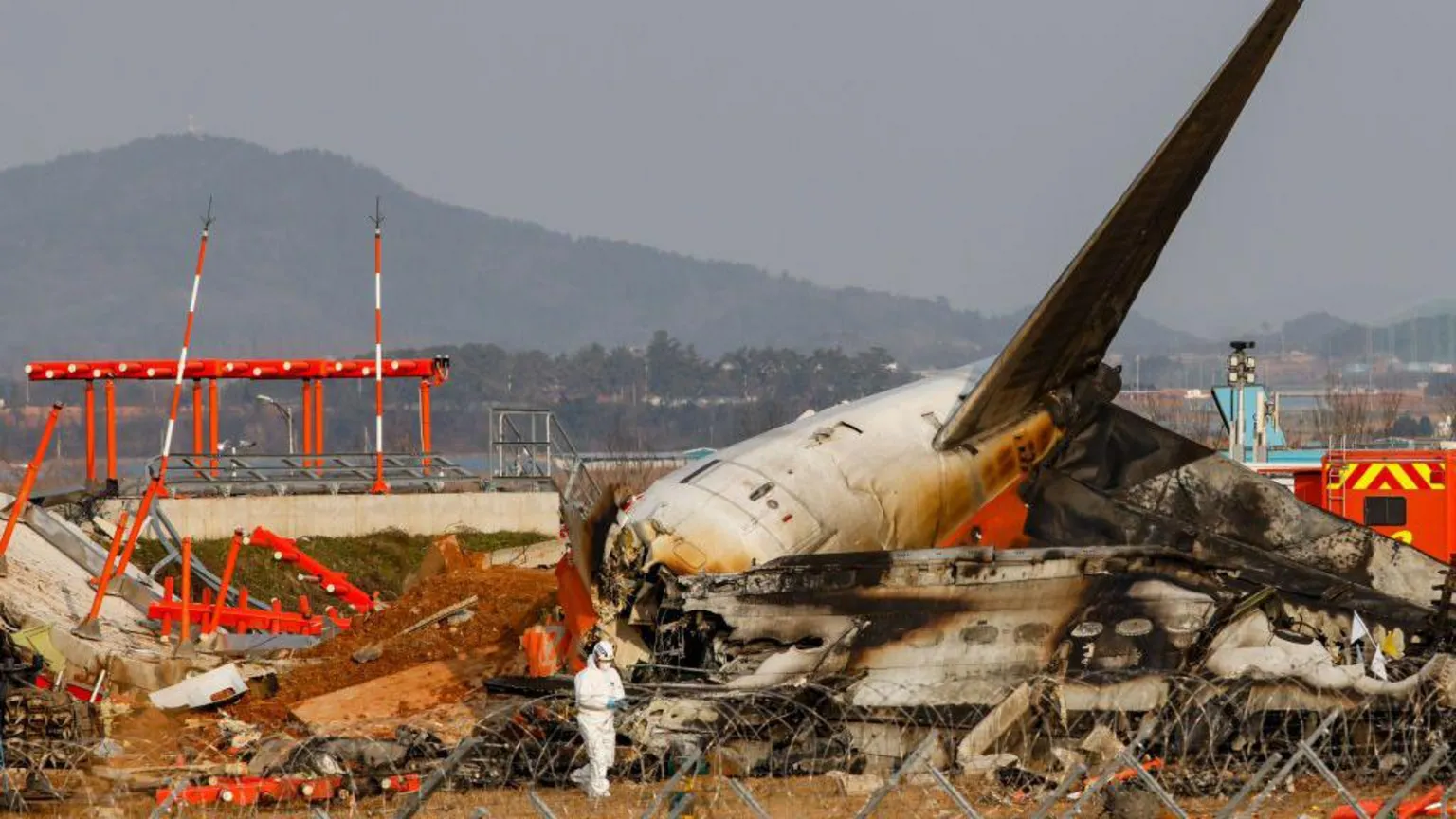 Famílias de vítimas criticam relatório que culpa erro de piloto por acidente da Jeju Air As famílias das vítimas dizem que um monte de concreto em que o avião colidiu tornou o acidente tão devastador - Foto: Getty Images