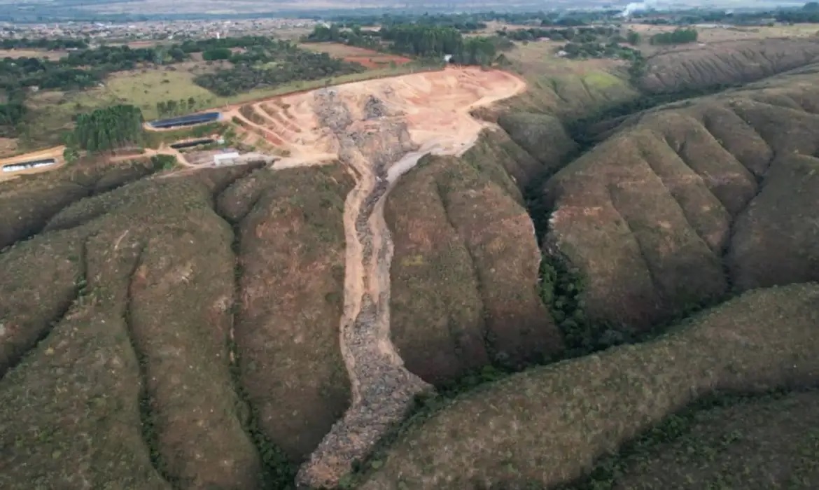 Risco de acidente ambiental com lixões em Goiás alerta para outras regiões do país Visão aérea da área onde está a Ouro Verde e o caminho que o lixão percorreu morro abaixo (Foto: Semad/Divulgação)