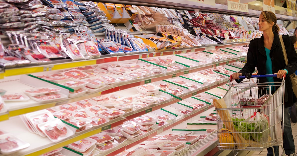 Comprar alimentos no supermercado e comer em casa, em vez de ir a restaurantes, é uma das regras do 'subconsumo' (Foto: plprod/Adobe Stock)