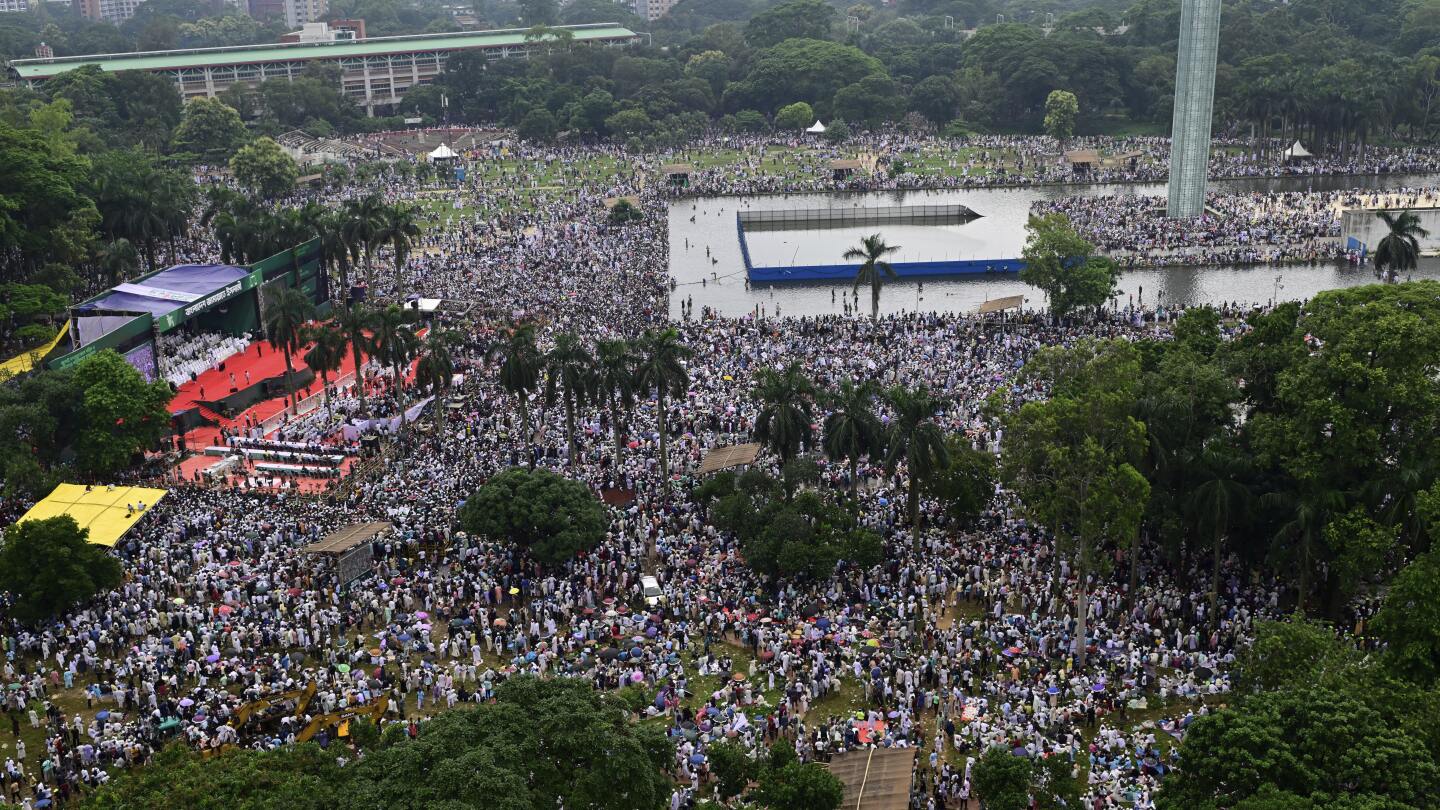 Milhares de apoiadores do maior partido islâmico de Bangladesh, Jamaat-e-Islami, participam de um comício em demonstração de força antes das eleições esperadas para o próximo ano, em Dhaka, Bangladesh, sábado, 19 de julho de 2025. (Foto: AP Photo/Mahmud Hossain Opu)