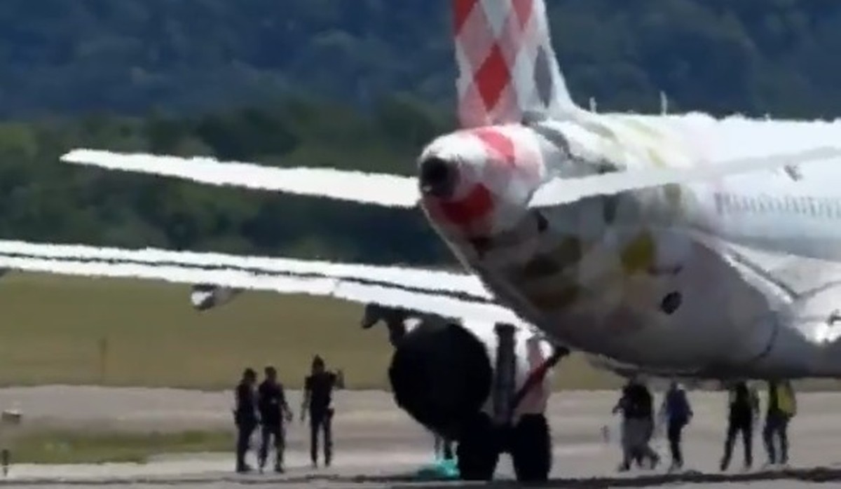 Aeroporto na Itália é fechado após tragédia com homem sugado por motor de avião Agentes atuam na pista do Aeroporto de Milão (Foto: Reprodução)