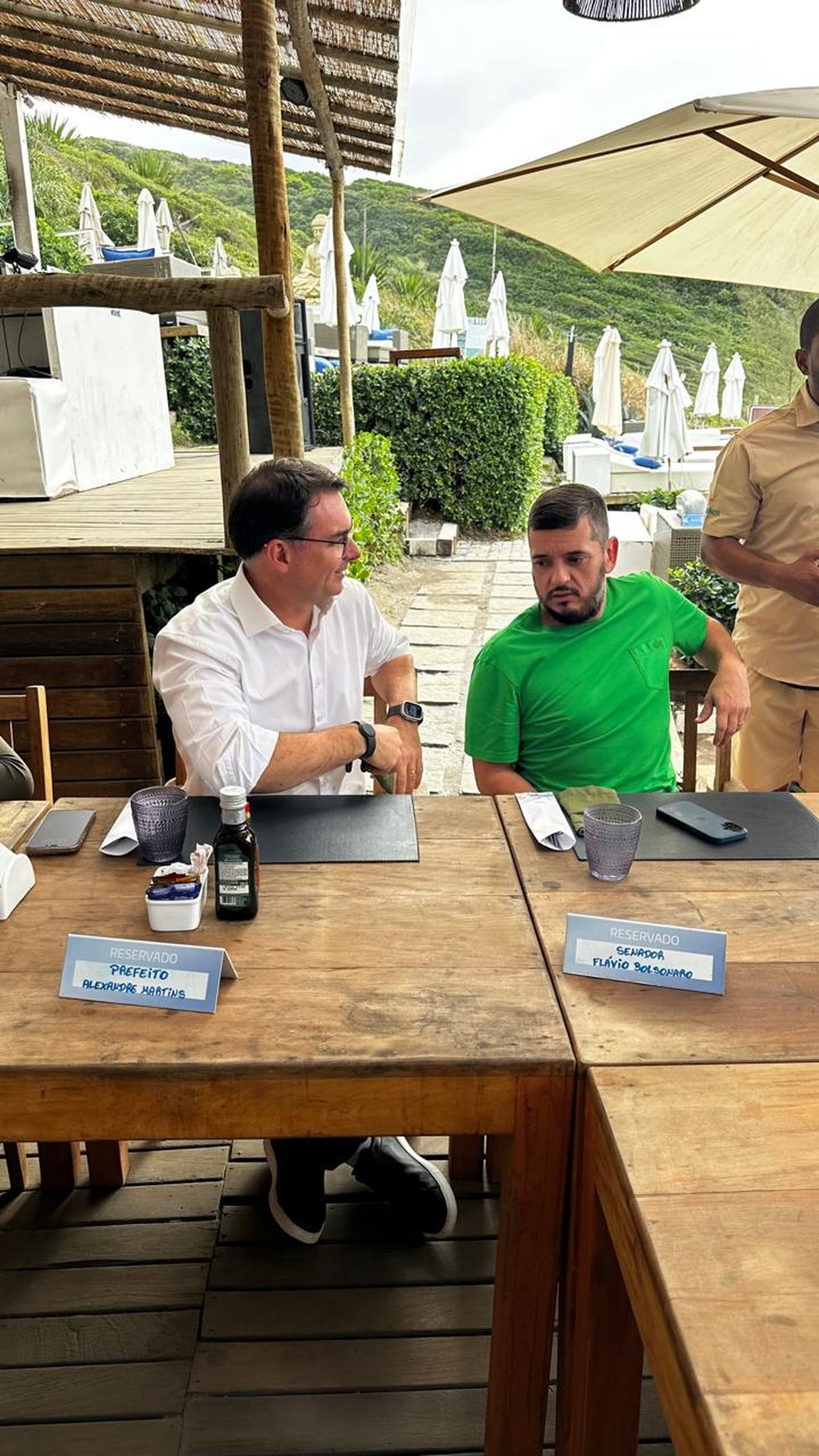 Bacellar se encontra com Flávio Bolsonaro e prefeitos após demissão de Washington Reis Senador Flávio Bolsonaro (PL-RJ), de branco, em almoço com o presidente da Alerj, Rodrigo Bacellar (União), em Búzios, na Região dos Lagos. (Foto: Agência O Globo/04-07-2025)