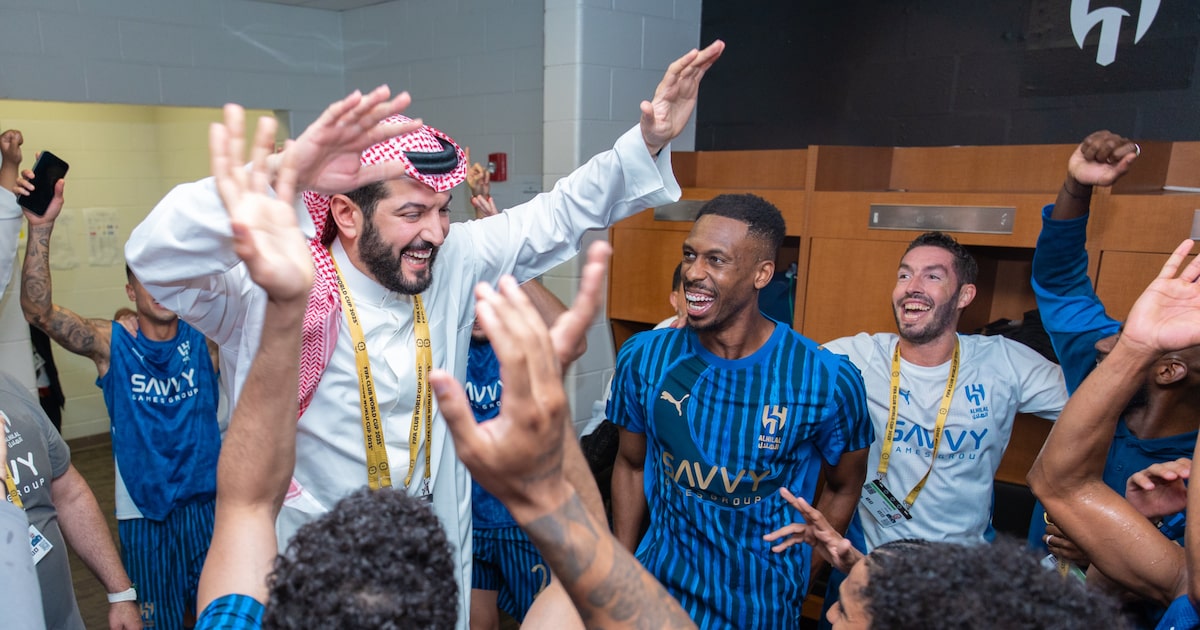 Elenco do Al-Hilal comemora 'bicho' após eliminar o Manchester City. (Foto: @Alhilal_FC via X)