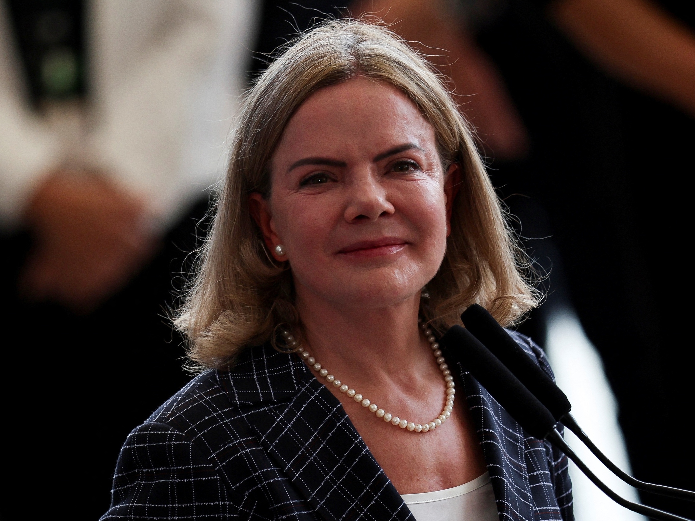 Governo apoia Motta após a derrubada do IOF e enfrenta críticas de opositores Gleisi Hoffmann (PT) se posicionou contra ataques pessoais (Foto: Adriano Machado / Reuters)
