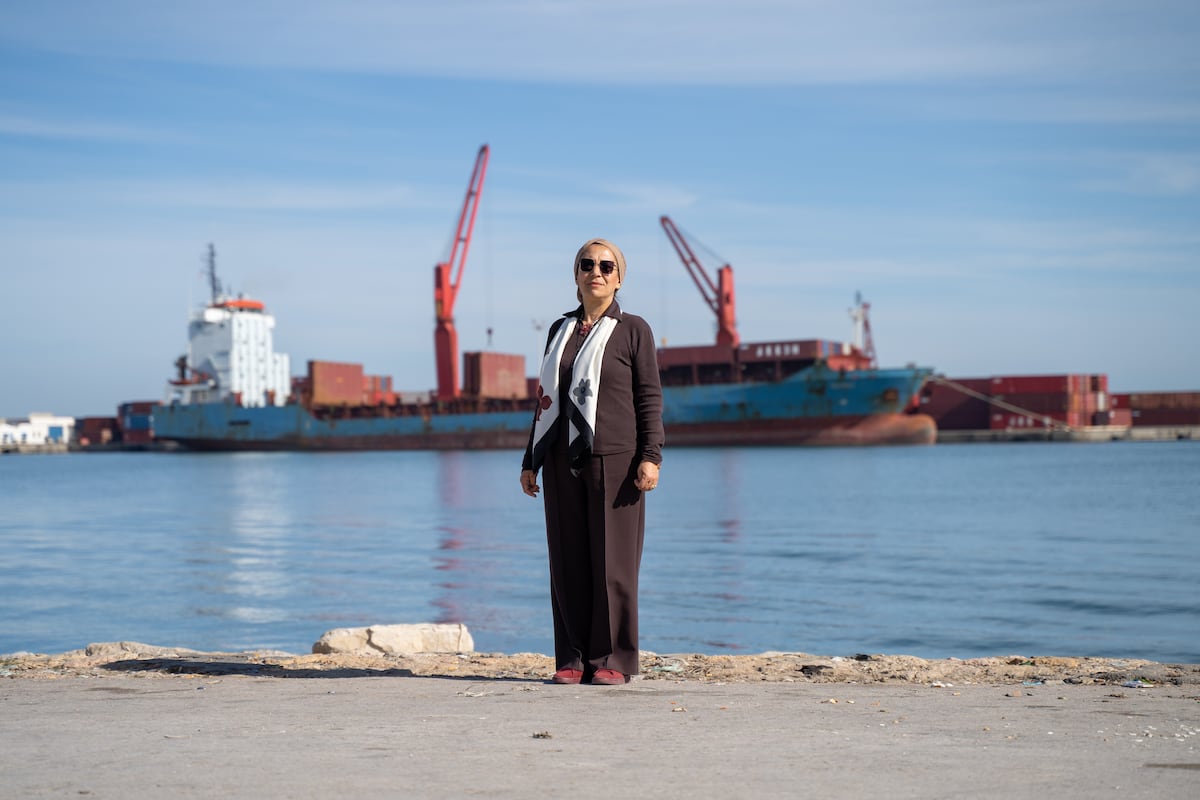 Tunísia estabelece precedente contra o colonialismo de resíduos na África Retrato de Semia Gharbi no porto de Susa, Tunísia. Prêmio Goldman de Meio Ambiente (Foto: Reprodução)