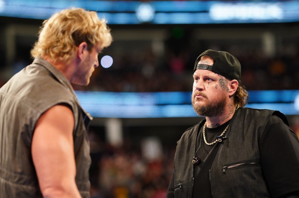 Jelly Roll e Logan Paul se enfrentam em confronto explosivo no WWE SmackDown Jelly Roll voltou ao ringue da WWE novamente em 11 de julho, enfrentando Logan Paul durante o Smackdown na cidade natal do cantor, Nashville. (Foto: Reprodução)