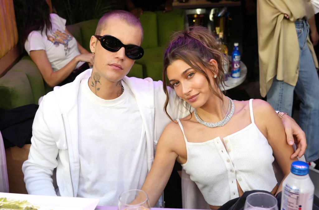 Hailey Bieber critica 'perdedores' após anúncio de álbum surpresa de Justin Bieber Hailey Bieber mostrou apoio ao novo álbum de Justin Bieber, 'Swag', dirigindo-se a um post sobre o projeto como "vocês, seus filhos da puta" no Instagram. (Foto: Reprodução)