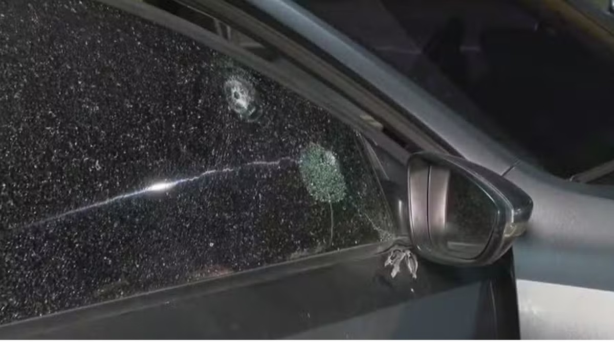 Ex-PM é baleado com 15 tiros em frente a boate na Zona Oeste do Rio Marcas de tiros no carro do ex-policial militar (Foto: TV Globo/Reprodução)