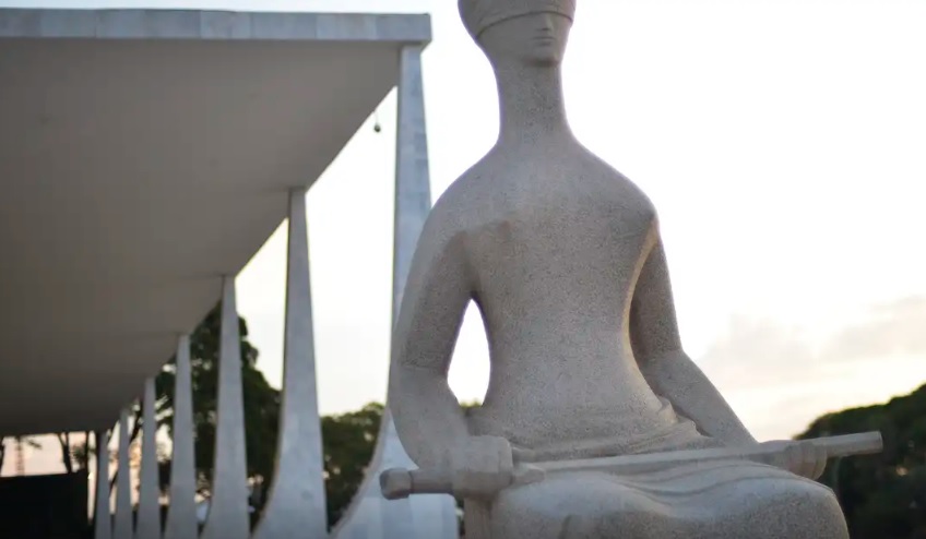 STF surpreende com decisão fundamentada sobre Bolsonaro, afirma jurista Estátua em frente ao prédio do Supremo Tribunal Federal (STF) (Foto: Marcello Casal Jr./Agência Brasil)