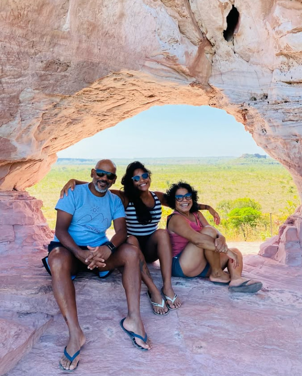 Jovem brasileira morre em erupção de vulcão na Indonésia e comove o país Juliana com os pais Manoel e Estela, em viagem ao Jalapão, em 2024 (Foto: Álbum de Família)