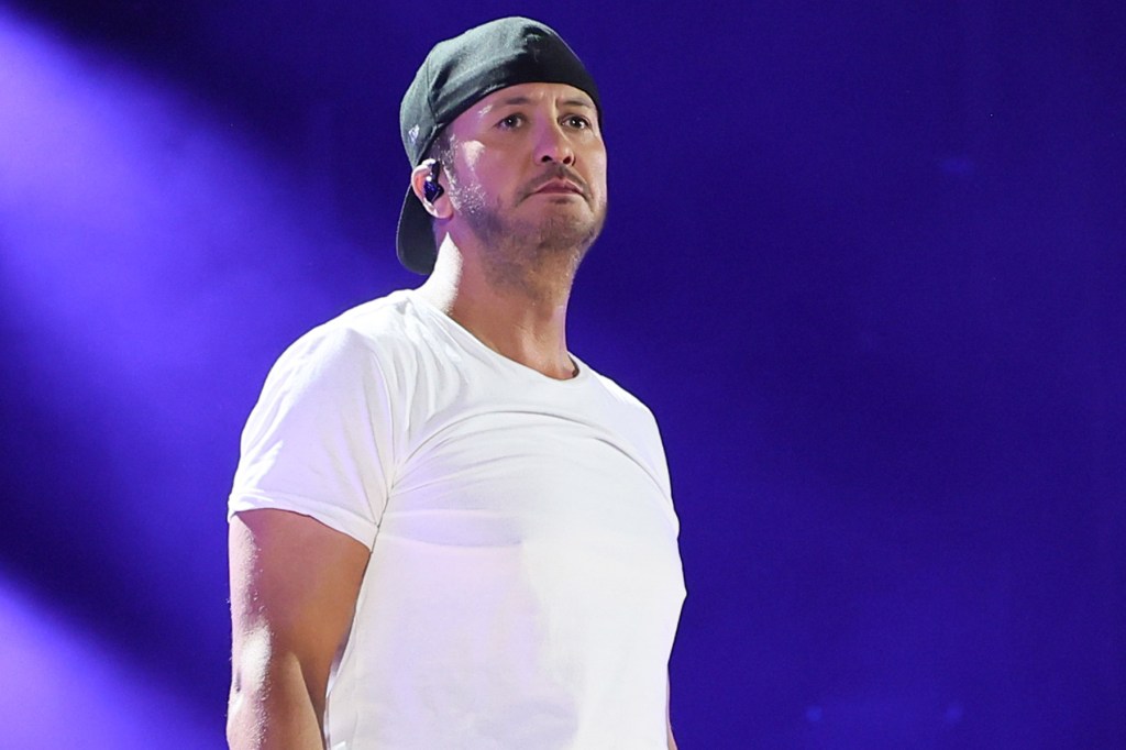 Luke Bryan recentemente contou sobre um objeto sendo jogado no palco em sua direção enquanto ele se apresentava com seu sucesso "Country Girl (Shake It For Me)" em Dakota do Norte. (Foto: Reprodução)