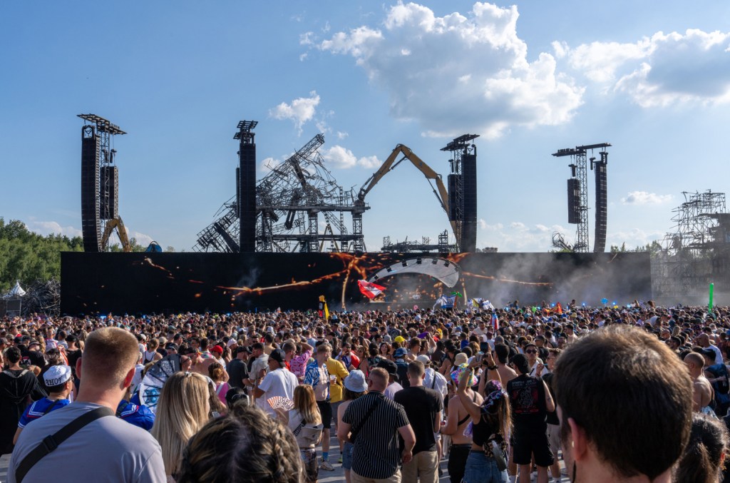 Mulher morre após participar do festival Tomorrowland 2025 Uma mulher canadense de 35 anos adoeceu no primeiro dia (18 de julho) do festival de dança na Bélgica e morreu em um hospital próximo. (Foto: Reprodução)