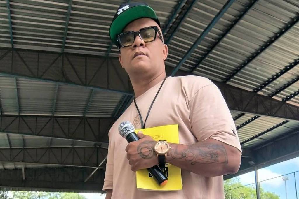 Projeto incentiva jovens de SP a explorar rap e poesia nas escolas Cantor Cocão Avoz durante visita a uma escola na zona leste da cidade de São Paulo (Foto: Reprodução)