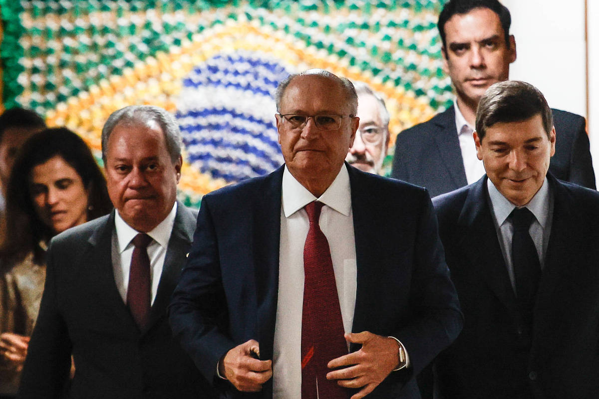Governo busca conscientizar consumidores dos EUA sobre tarifas comerciais Vice-presidente Geraldo Alckmin (centro) ao lado do presidente da CNI, Ricardo Alban (esq.) e da Fiesp, Josué Gomes da Silva, após reunião sobre taxação de Trump (Foto: Gabriela Biló - 15.jul.25/Folhapress)