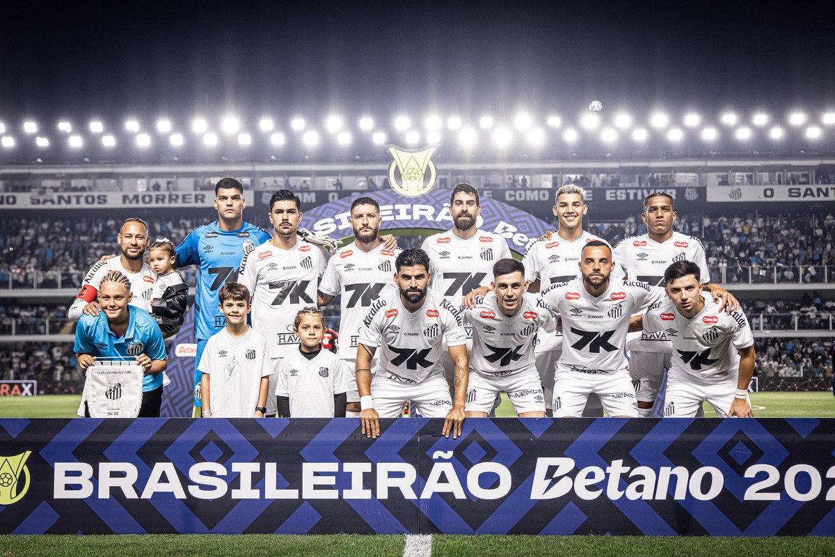 Família de Neymar adota tranças e se destaca na vila Belmiro Neymar com a família em jogo do Santos (Foto: Raul Baretta/Santos)