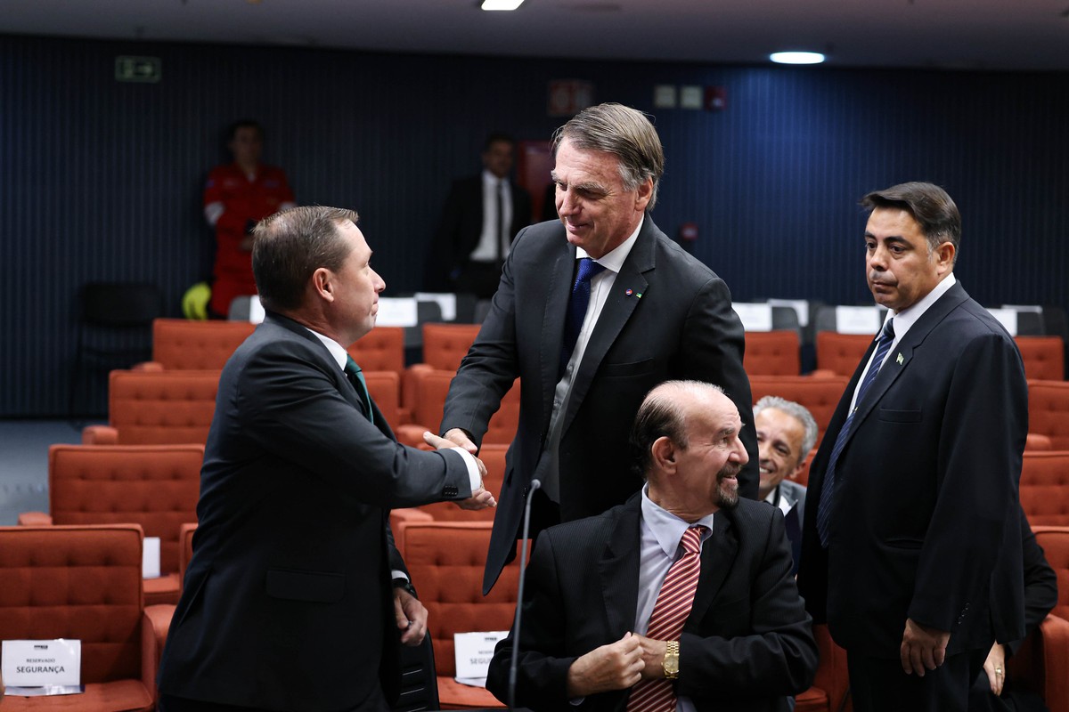 Jair Bolsonaro cumprimenta Mauro Cid durante sessão de interrogatório no STF (Foto: Ton Molina / STF)