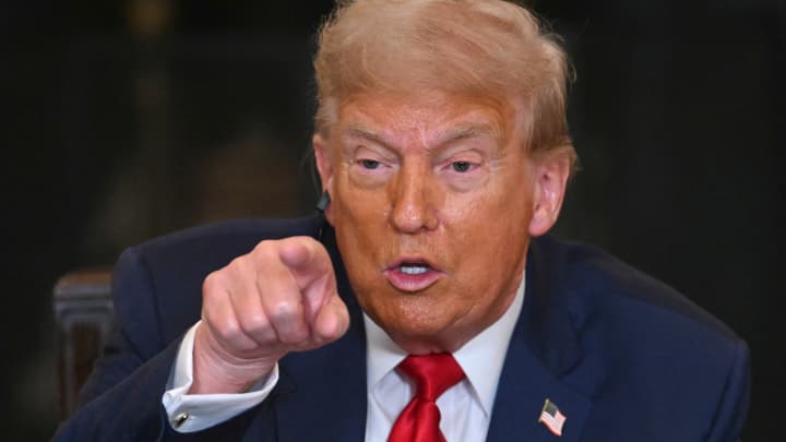 O presidente dos EUA, Donald Trump, fala durante um almoço multilateral com líderes africanos visitantes na Sala de Jantar do Estado da Casa Branca em Washington, DC, em 9 de julho de 2025. (Foto: Jim Watson | Afp | Getty Images)