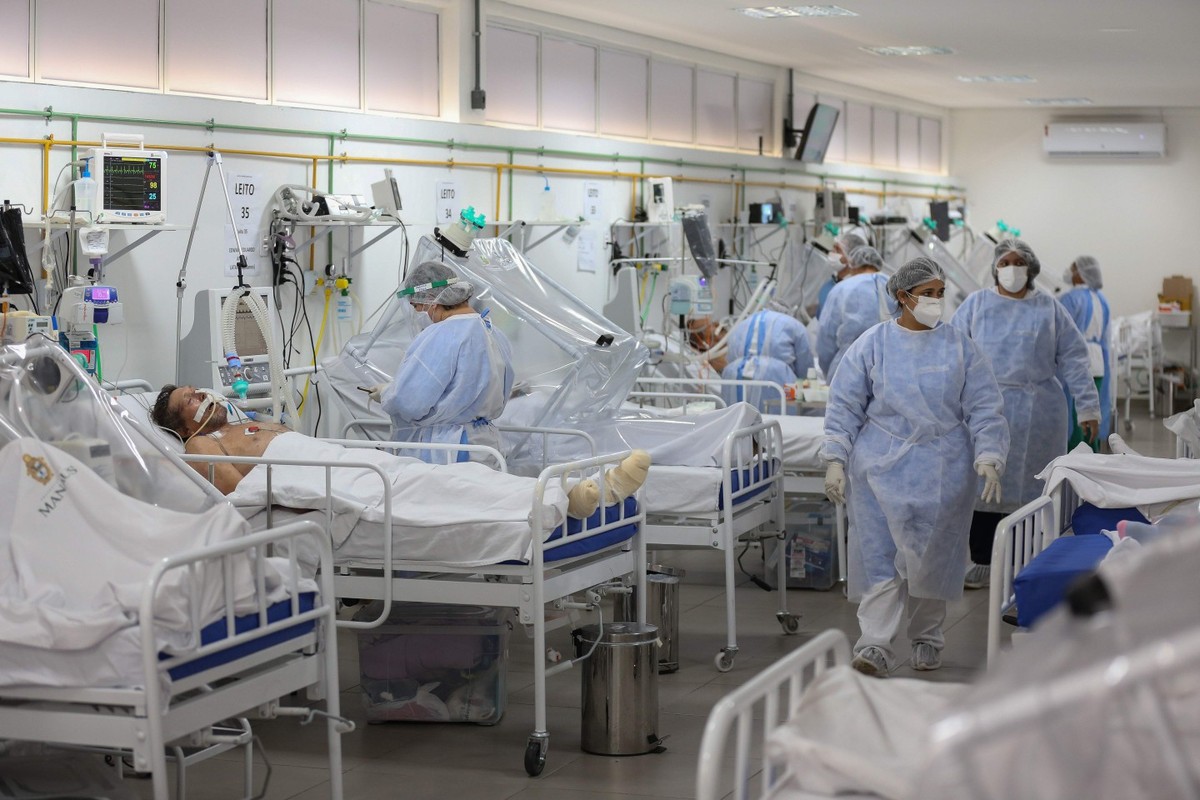 Hipóteses sobre a origem da Covid-19 continuam em discussão, afirma chefe da OMS Médicos durante a pandemia de Covid-19 (Foto: AFP)
