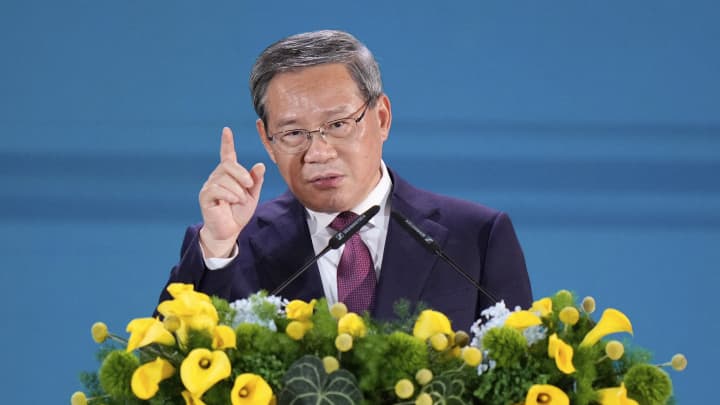China intensifica controle de preços para combater pressão deflacionária na economia O Primeiro-Ministro da China, Li Qiang, faz seu discurso durante o jantar oficial do Fórum Econômico ASEAN - Conselho de Cooperação do Golfo (GCC) - China, após a 46ª Cúpula da Associação das Nações do Sudeste Asiático (ASEAN) em Kuala Lumpur, em 27 de maio de 2025. (Foto: Vincent Thian | Afp | Getty Images)