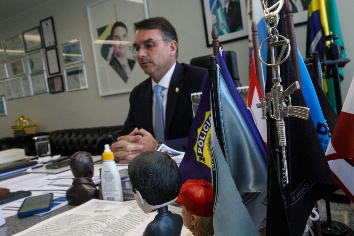 Flávio Bolsonaro sugere golpe para libertar pai preso por ameaças de golpe Flávio Bolsonaro em seu gabinete no Senado Federal, em Brasília (Foto: Brenno Carvalho / Agência O Globo)
