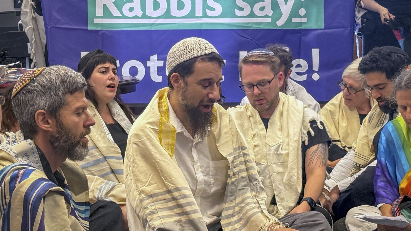 Um grupo de clérigos judeus faz um protesto na sala do líder da maioria no Senado, John Thune, R-S.D., para chamar a atenção para a situação em Gaza, na terça-feira, 29 de julho de 2025, no Capitólio em Washington. (Foto: Sue Dorfman via AP)