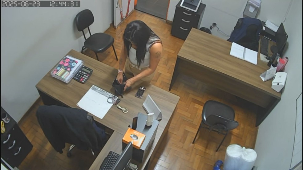 Professora é presa por usar cartões de colegas para comprar roupas de academia Professora furta dados de cartões de vice-diretora de escola na Asa Sul, em Brasília (Foto: TV Globo/Reprodução)