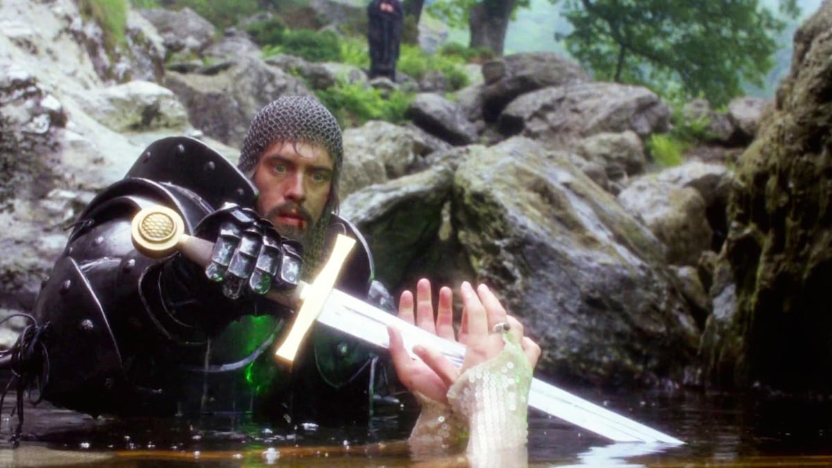 Nova obra reinventa a lenda arturiana com Mesa Redonda e personagens icônicos Nigel Terry em uma imagem da película 'Excalibur' (1981), de John Boorman. (Foto: Reprodução)