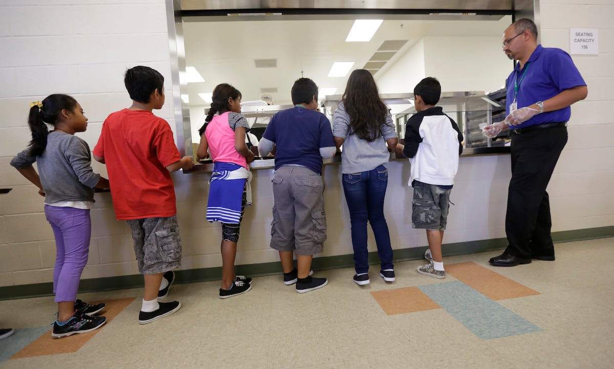 Crianças imigrantes detidas fazem fila em Karnes, no Texas. (Foto: Eric Gay/Getty Images)