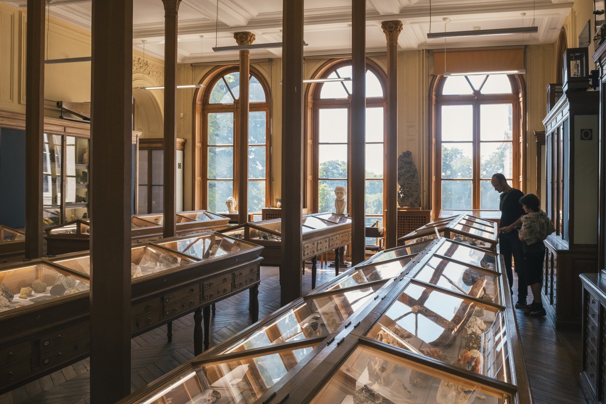 Descubra três museus secretos que encantam em Paris e merecem sua visita Visitantes no Museu de Mineralogia da École des Mines de Paris, que tem mais de cem mil objetos, sendo cinco mil em exibição (Foto: Dmitry Kostyukov/The New York Times)