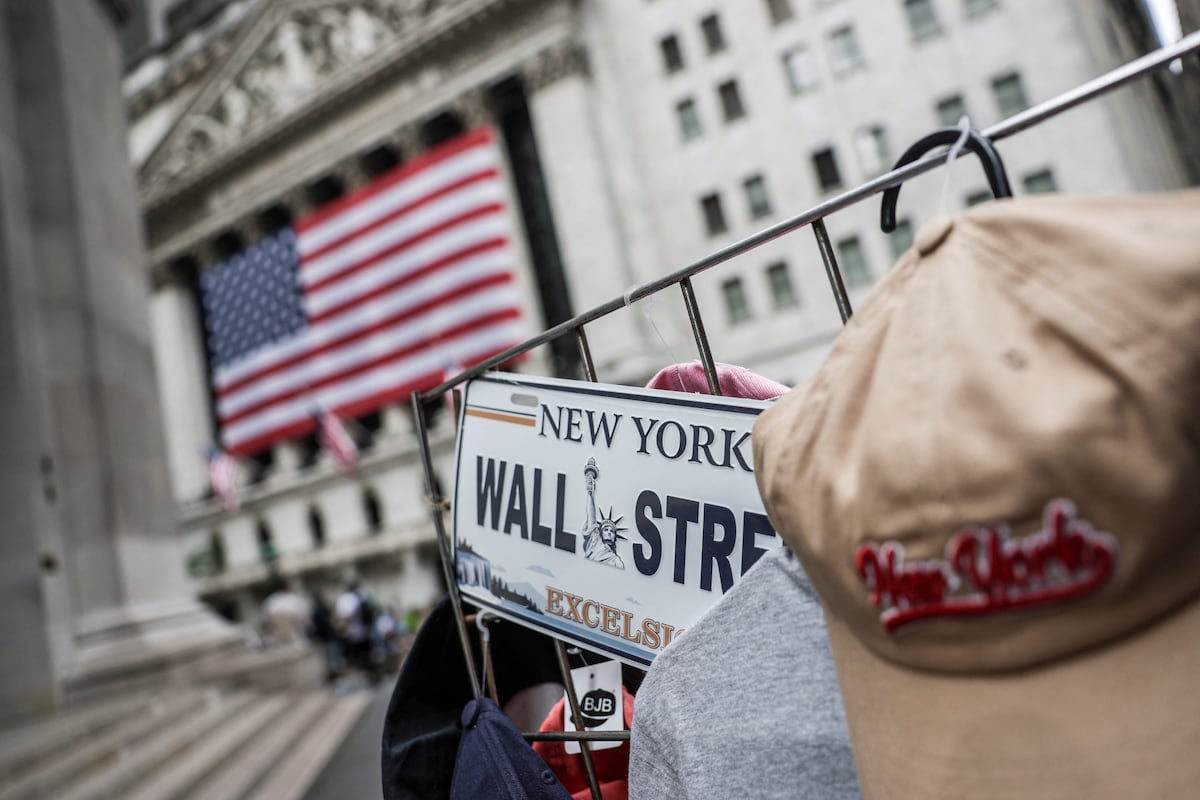 Investidores se adaptam às mudanças nos aranceles e buscam novas oportunidades Edifício da Bolsa de Valores de Nova York. (Foto: Jeenah Moon/REUTERS)