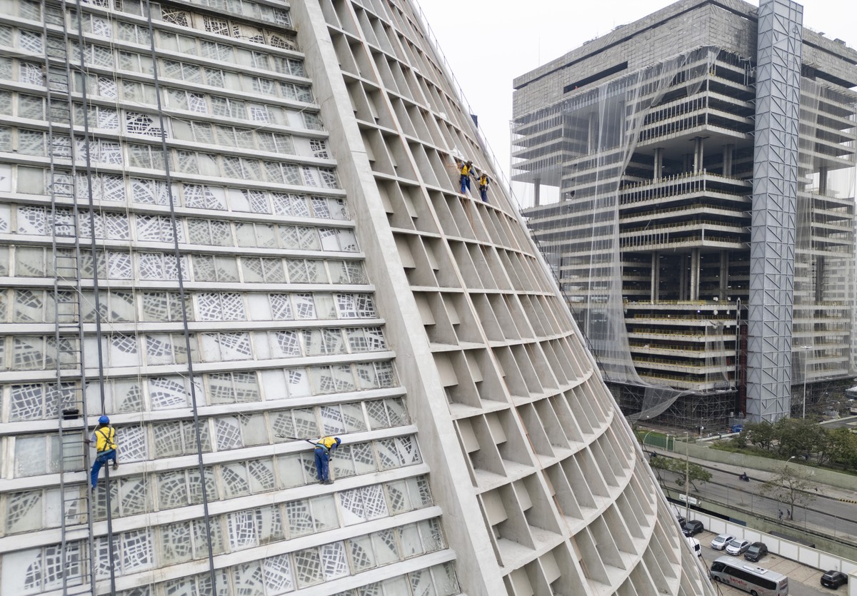 De rapel. Operários trabalham na Catedral Metropolitana. Ao fundo o edifício sede da Petrobras que também passa por obras estruturais — Foto: Márcia Foletto