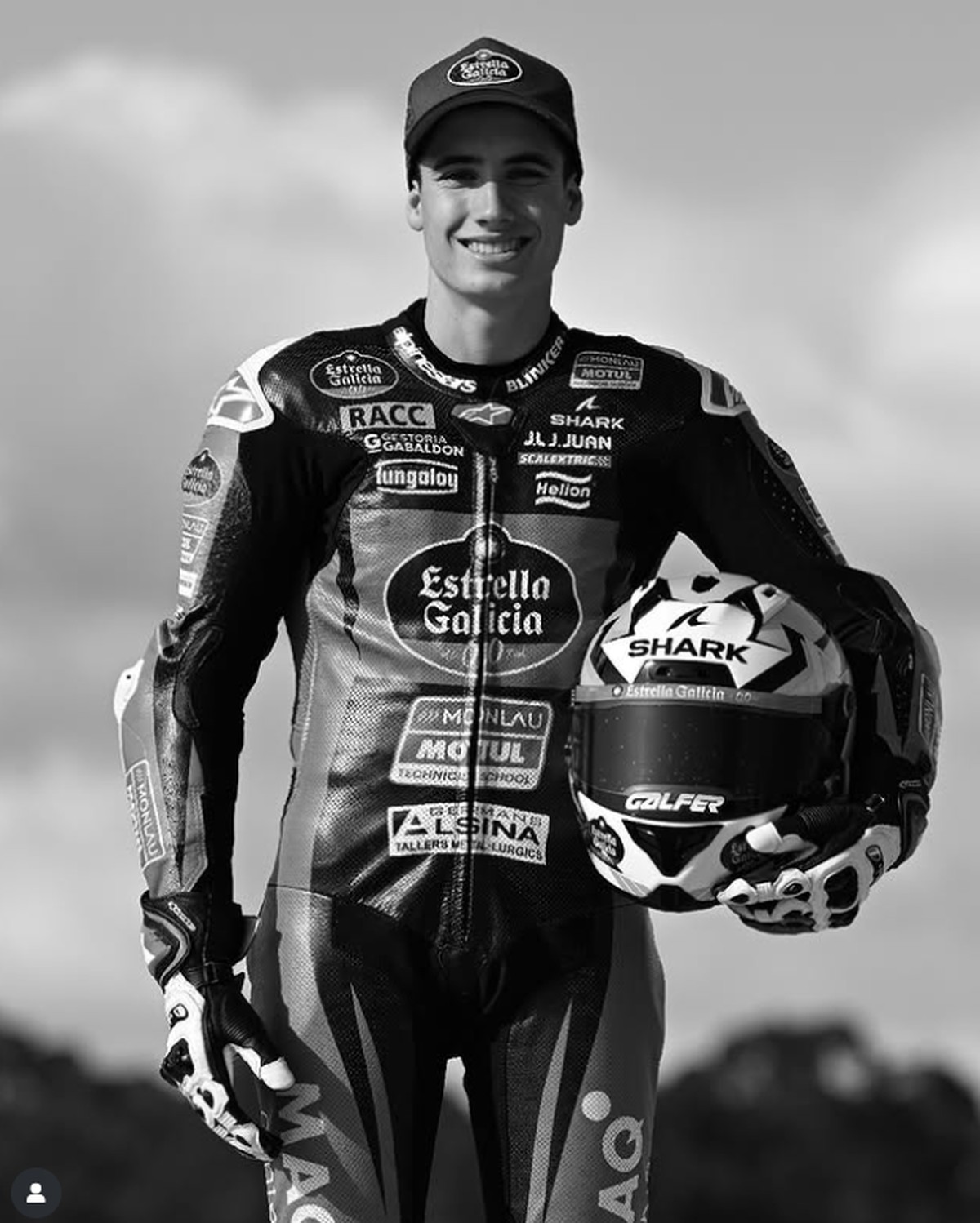 Pau Alsina, jovem promessa do JuniorGP, morre aos 17 anos em acidente trágico Pau Alsina sofreu uma colisão de moto durante treino no circuito MotorLand Aragón (Foto: Reprodução Instagram)