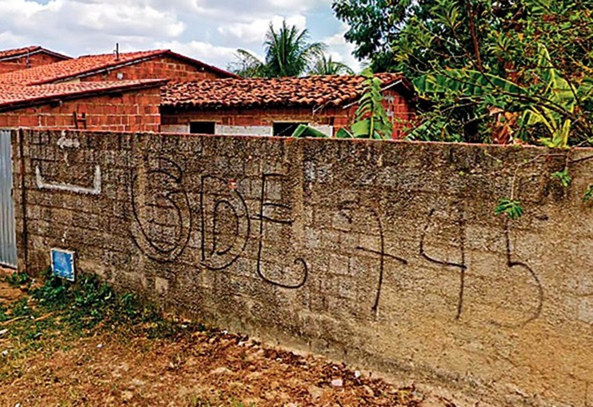 Cidades do Nordeste lideram ranking de mortes violentas; conheça os 20 municípios mais letais Pichação na cidade de Maranguape traz símbolo da facção GDE (Foto: Reprodução)