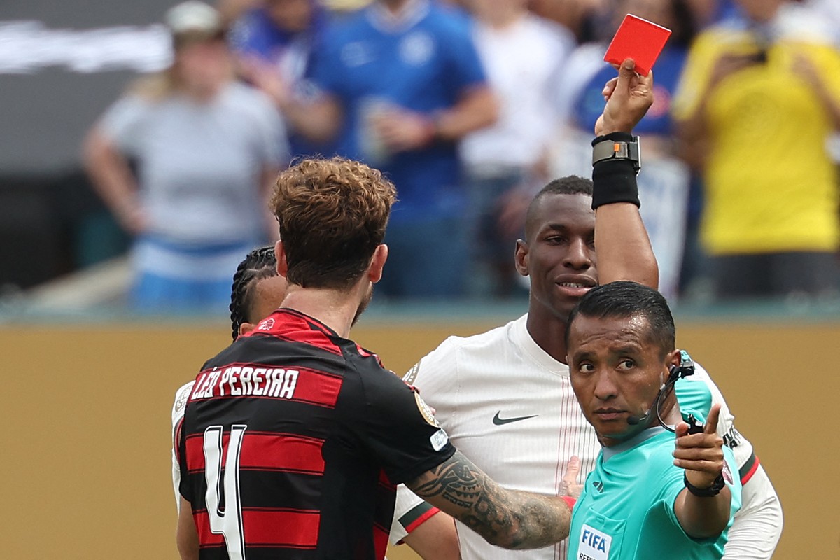Nicolas Jackson se desculpa após expulsão em derrota do Chelsea para o Flamengo Nicolas Jackson, do Chelsea, recebe cartão vermelho por entrada em Ayrton Lucas, do Flamengo (Foto: Franck Fife/AFP)
