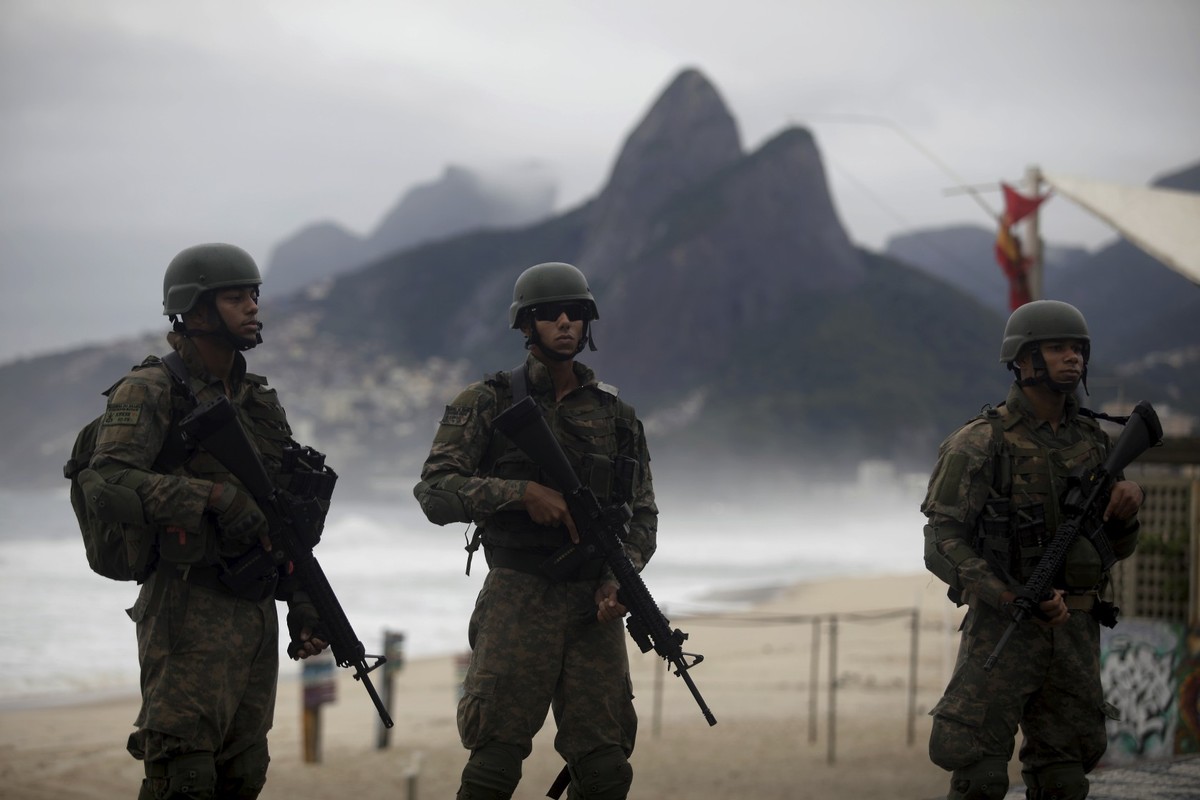 Cúpula do Brics no Rio tem segurança reforçada e lideranças ausentes Militares da Marinha do Brasil fazem demonstração de segurança em Ipanema, às vésperas da Cúpula do Brics (Foto: Fabiano Rocha / Agência O Globo)