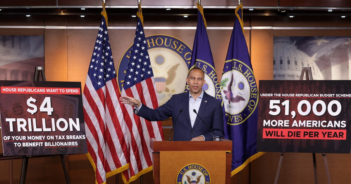 Projeto de lei republicano ameaça estabilidade fiscal dos EUA com novos riscos econômicos O líder da minoria na Câmara dos EUA, o democrata Hakeem Jeffries, durante coletiva de imprensa sobre as consequências do projeto de lei de Trump (Foto: Alex Wong/Getty Images via AFP)