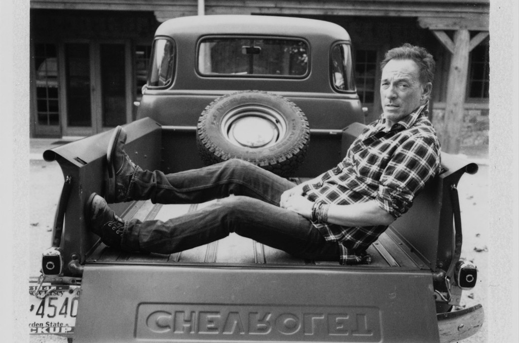 Bruce Springsteen lança 'Tracks II: The Lost Albums' e conquista as paradas da Billboard Bruce Springsteen’s 83-song 'Tracks II: The Lost Albums' estreia no top 10 da parada de Vendas de Álbuns e na lista de Álbuns Americana/Folk. (Foto: Reprodução)