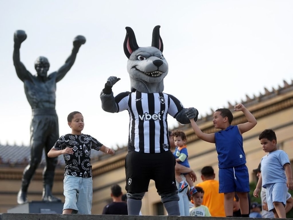 Mascote Bira -- inspirado em Biriba -- na estátua de Rocky Balboa, no Museu de Arte da Filadélfia (Foto: Vitor Silva / Botafogo)
