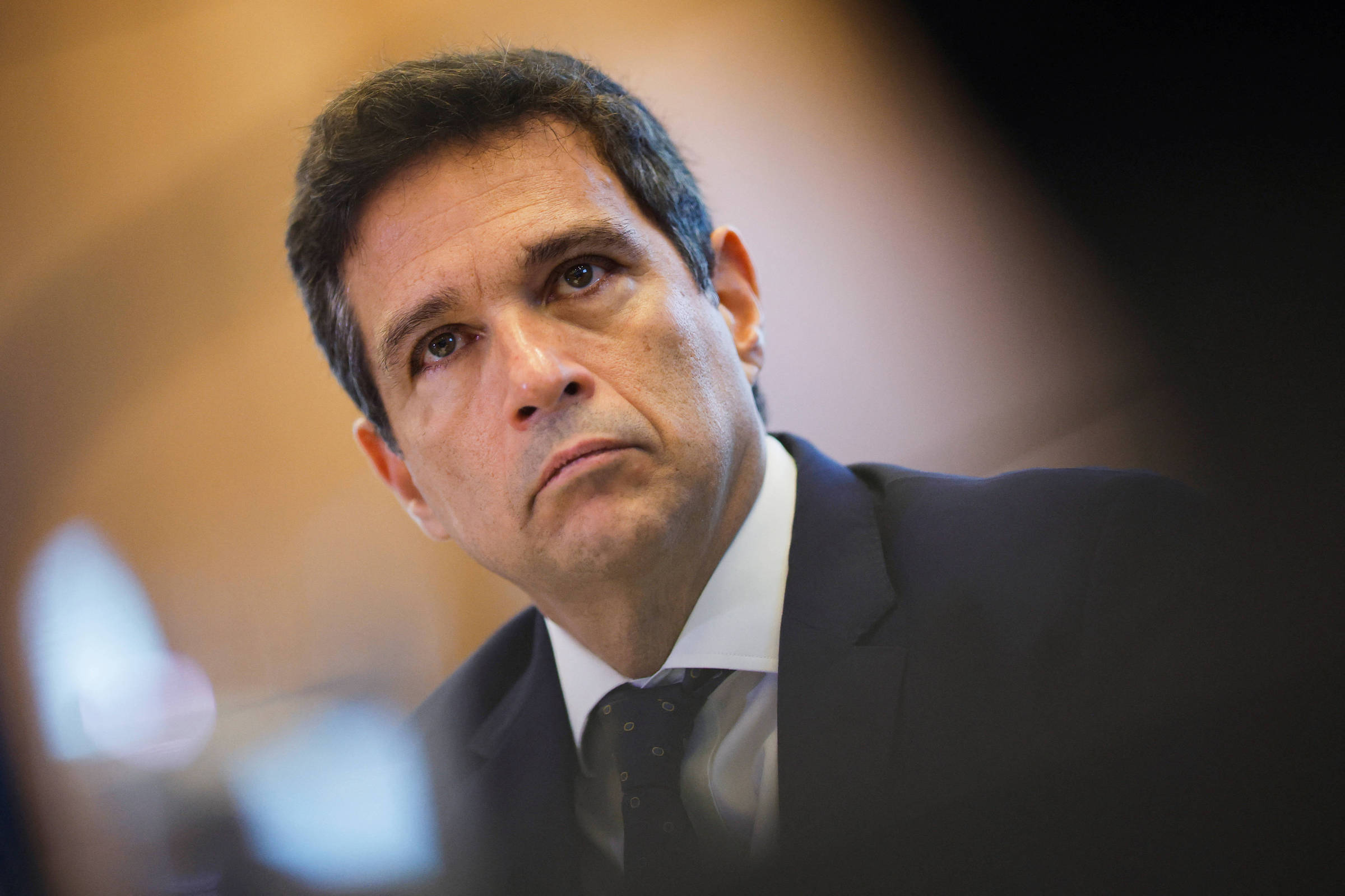 Campos Neto será multado em R$ 300 mil pelo BC por falha no câmbio do Santander Roberto Campos Neto em sua última entrevista à imprensa como presidente do Banco Central (Foto: Adriano Machado - 19.dez.24/Reuters)