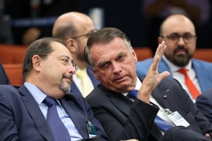 Celso Vilardi e Jair Bolsonaro durante julgamento no STF. (Foto: STF/AFP)