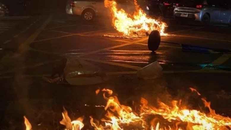 Incêndios foram registrados em Paraisópolis após abordagem policial que resultou em mortes na comunidade (Foto: Reprodução/ Redes sociais)