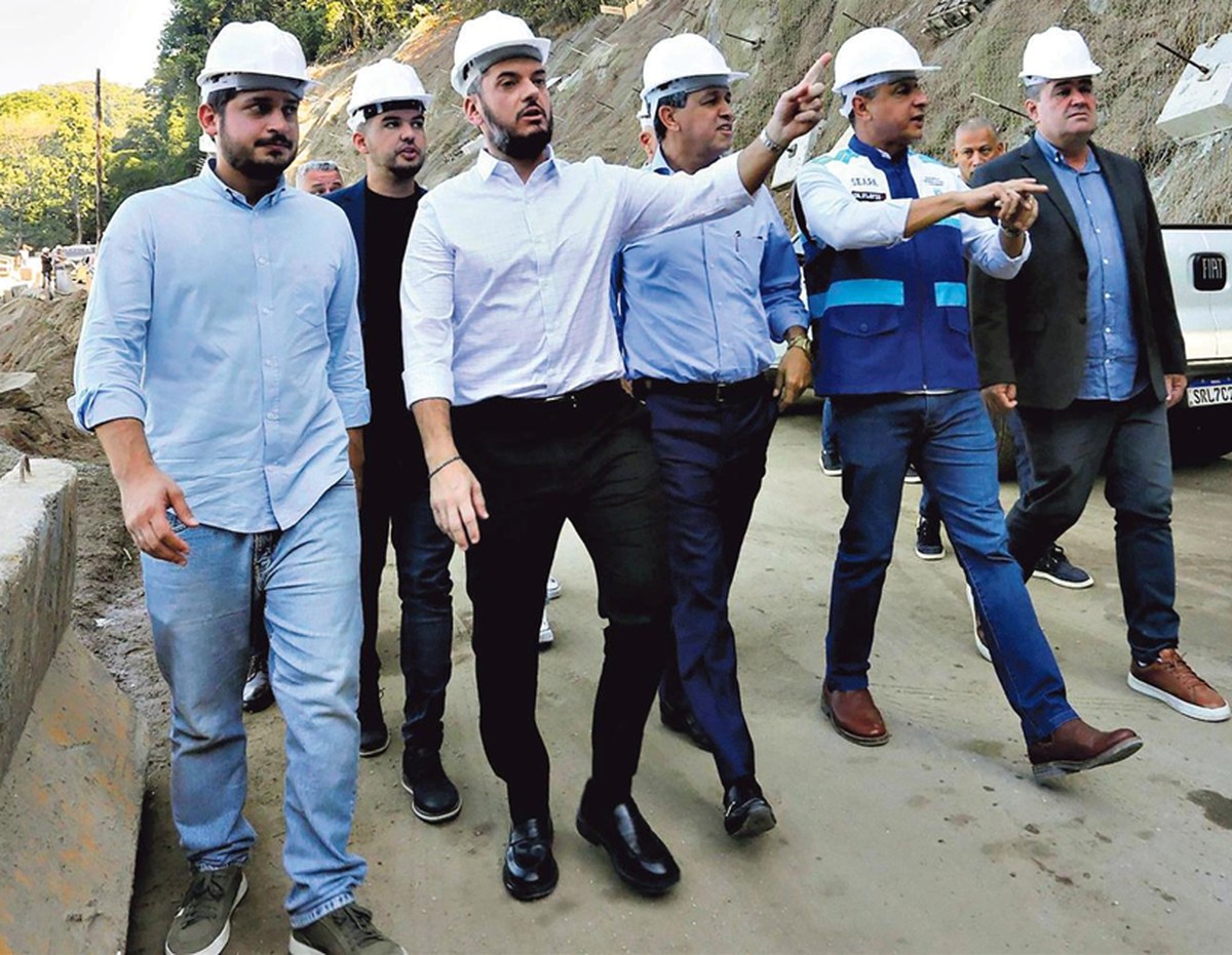 Ala do PT se aproxima de Bacellar, potencial rival de Paes nas eleições de 2026 Andrezinho e Bacellar durante visita a uma obra em Paracambi (Foto: Divulgação)
