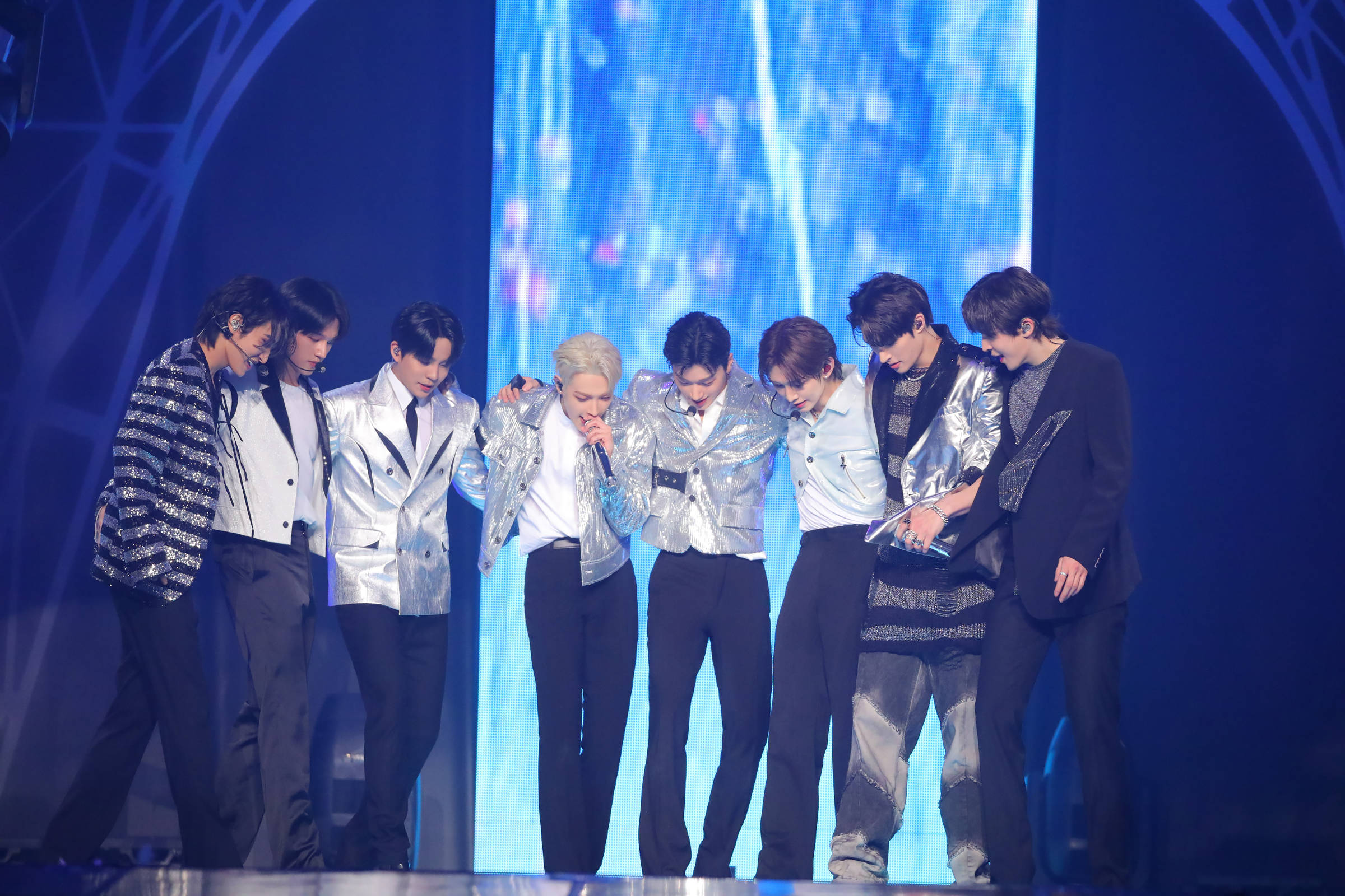 Ateez apresenta sucessos do k-pop em show especial nos cinemas do Brasil O grupo de k-pop Ateez durante o show 'Towards the Light' (Foto: Divulgação)