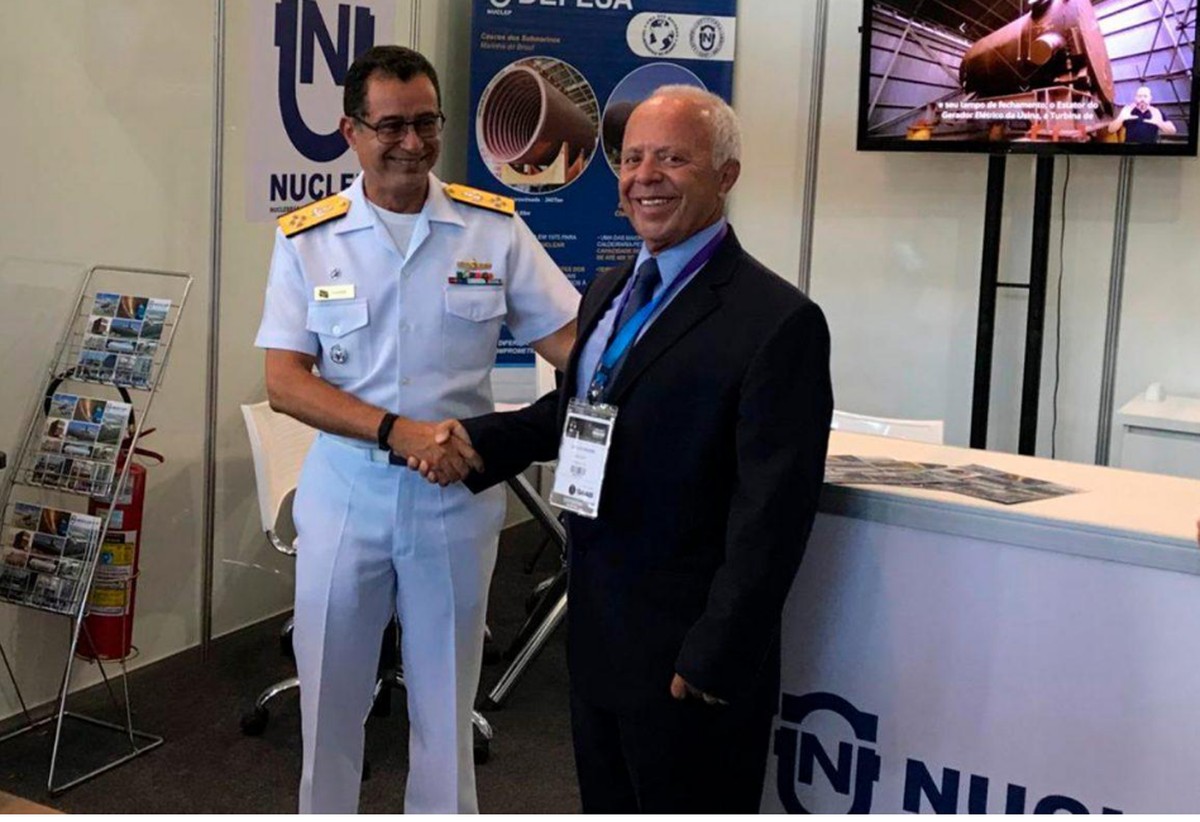 Ex-presidente da Nuclep é afastado após polêmica com bolsonarista e ganha quarentena remunerada Ex-comandante da Marinha Almir Garnier e o ex-presidente da Nuclep Carlos Henrique Seixas (Foto: Divulgação)