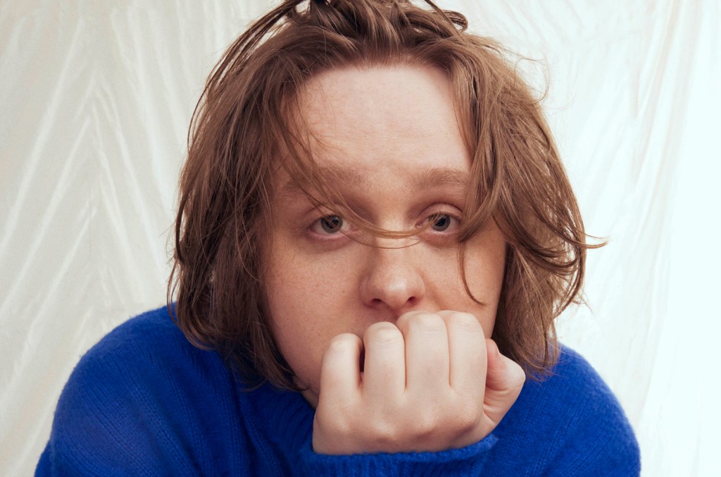 Lewis Capaldi relata episódio mental assustador durante show e convulsões nos bastidores Lewis Capaldi lembrou-se de "convulsionar" nos bastidores durante um "episódio mental" que ocorreu pouco antes de sua apresentação fatídica no Glastonbury de 2023. (Foto: Reprodução)