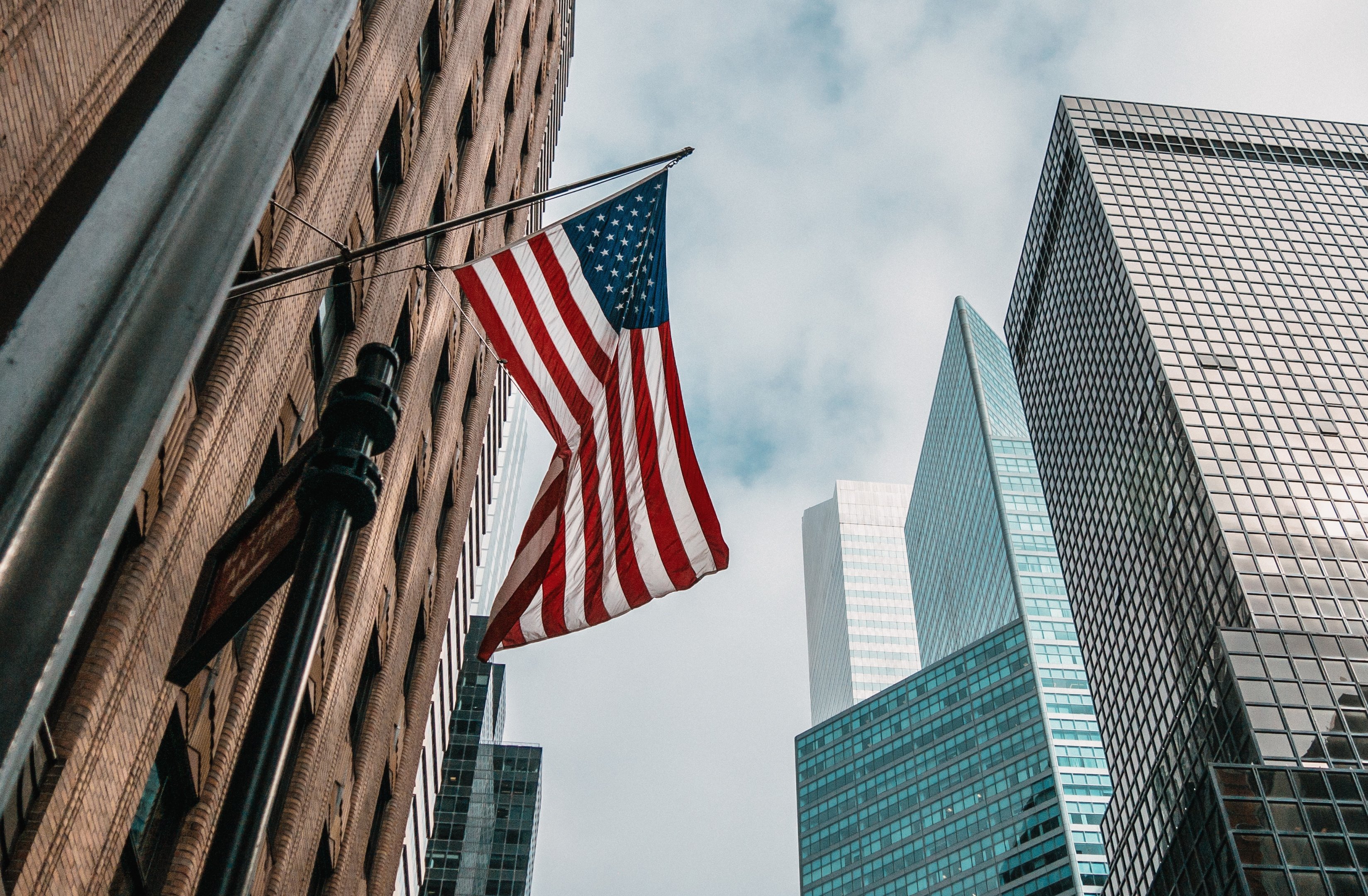 O índice Dow Jones subiu 0,49%, o Nasdaq avançou 0,94% e o S&P 500 subiu 0,61% (Foto: wirestock/Freepik)